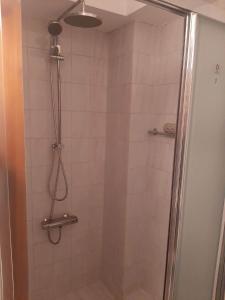 皮斯索里Klimataria B2的带淋浴的浴室和玻璃门