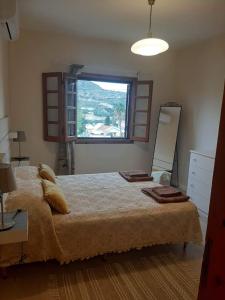 皮斯索里Klimataria B2的一间卧室配有一张带镜子的床和窗户