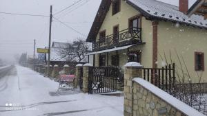 亚列姆切Gorec的雪中带围栏的房子