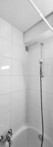 洛桑Apartahotel Confort的带浴缸和淋浴的浴室