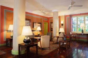琅勃拉邦玛丽别墅精品酒店的客厅拥有色彩缤纷的墙壁和柱子