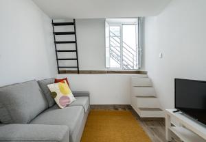 夫塞塔Tia Anica House II - apartment with terrace in central Fuseta beach village的带沙发和电视的客厅