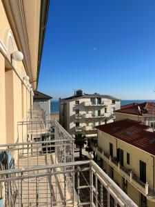 里米尼斯特拉意大利亚酒店的从大楼的阳台上可欣赏到风景