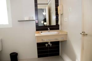 扎霍拉卡皮旅馆的一间带水槽和镜子的浴室