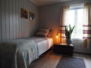 NamdalseidLensmannsgården的一间卧室设有一张床和一个窗口