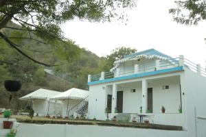 乌代浦Hill View Resort by Rudrakshi的白色的建筑,有蓝色的屋顶