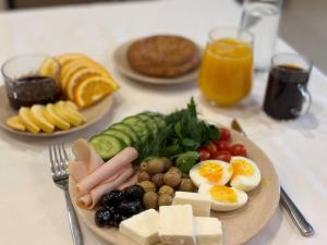 安塔利亚Deer Hostel & Hotel的桌上一盘食物,包括鸡蛋和蔬菜