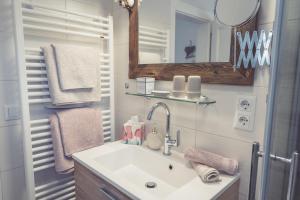圣吉尔根Haus Victoria的一间带水槽和镜子的浴室