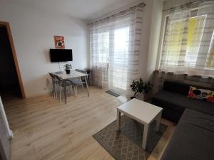 华沙Green Kabaty Apartment 3的客厅配有沙发和桌子