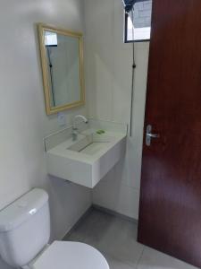 佩尼亚Hospedagem Quinta do Correia的一间带水槽、卫生间和镜子的浴室