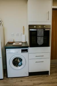 DaliburghUist Travel Accommodation的厨房配有洗衣机和微波炉。