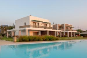 阿尔米罗斯海滩Kyma Suites - adult only accommodation的一座房子前面设有游泳池
