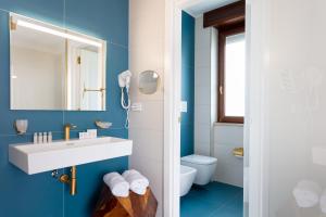 卡斯特拉玛雷帝斯达比亚Experience Boutique Hotel - Villa Cimmino的一间带水槽和卫生间的浴室
