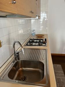 梅斯特一个小号角度假屋的厨房配有水槽和炉灶