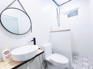 大叻MOre Home - Ngôi nhà nghĩ dưỡng tại Đà Lạt的白色的浴室设有水槽和镜子