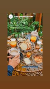 拉瓦勒La cabane du bon chemin ,spa的一张桌子杂志封面,上面有食物和饮料