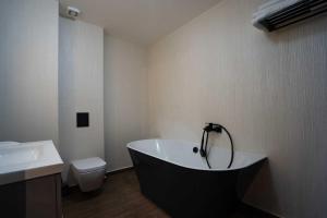 克卢日-纳波卡Hotel Cristal的带浴缸和卫生间的浴室。
