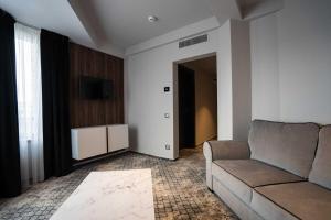 克卢日-纳波卡Hotel Cristal的带沙发和电视的客厅