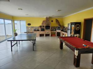 雅卡雷伊Casaazulvaleparaiba的客厅配有两张乒乓球桌