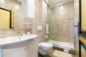 斯托莫斯卡Hotel ROYAL RINA的浴室配有卫生间、盥洗盆和淋浴。