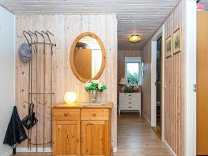 维泽桑讷Holiday home Hvide Sande CXV的一间带镜子和木墙的浴室