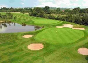 雷阿马斯顿经典英国马斯顿酒店的享有高尔夫球场空中美景,设有池塘