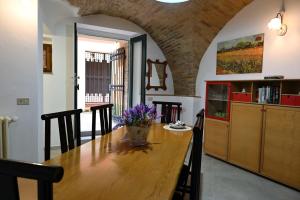 罗卡圣焦万尼casetta za' Lucia的一间带木桌和椅子的用餐室