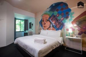 清迈BW Studios thai art style佩門500米的一间卧室配有一张壁画床