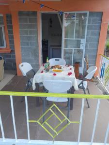 Rodrigues IslandLa Belle du Sud的庭院配有桌椅和四把椅子