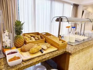 埃尔阿雷纳尔Hotel Selva Arenal的自助餐,包括面包和其他食物在餐桌上
