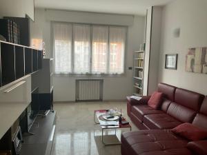 博洛尼亚Splendido appartamento in zona fiera a bologna的客厅配有沙发和桌子