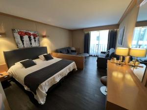 多维尔多维尔高尔夫阿米拉特酒店的酒店客房设有床和客厅。