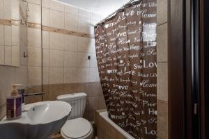 拉里萨Beautiful apartment LA的浴室设有水槽,卫生间的淋浴帘上写有文字。