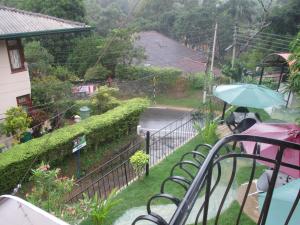 康提New Kandy Residence的一个带雨伞阳台的房子