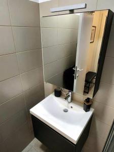 布鲁塞尔BRUSSELS EXPO APARTMENT的浴室设有白色水槽和镜子