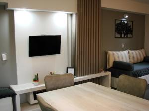 圣罗莎Departamento Rivadavia的客厅的墙上配有电视
