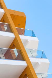 普罗塔拉斯Captain Pier Hotel的建筑的图象,带有玻璃阳台