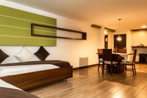 马尼萨莱斯卡雷特罗酒店的一间卧室设有一张床和一间用餐室
