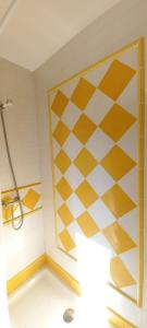 San Roque de Ríomiera旧学校旅馆的浴室设有黄色和白色的墙面