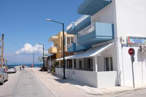 科斯镇Bright & Comfy Apartments near the beach的街道边的白色建筑