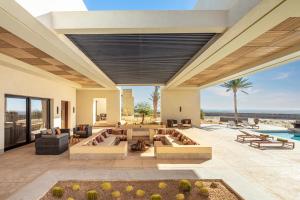 托泽尔Anantara Sahara-Tozeur Resort & Villas的开放式客厅享有海景