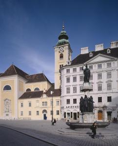 维也纳贝内迪修道院旅馆的一座带钟楼和雕像的大建筑
