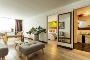 马尼萨莱斯卡雷特罗酒店的带沙发和镜子的客厅