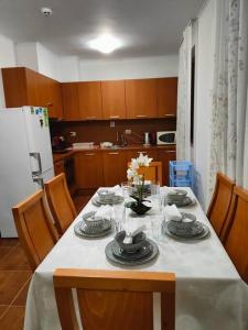 科沙利萨Bay View Villas/Rada的厨房配有带盘子和盘子的桌子