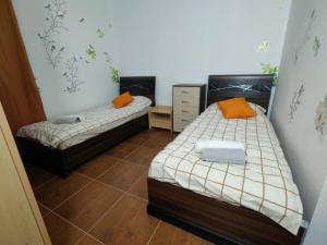 科沙利萨Bay View Villas/Rada的双床间设有2张单人床。