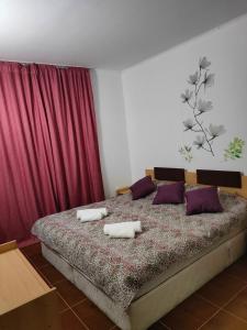 科沙利萨Bay View Villas/Rada的一间卧室配有一张带两个枕头的床