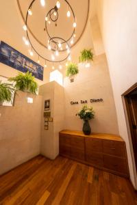 莫雷利亚Hotel Boutique Casa San Diego的墙上有植物台面的房间