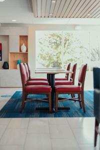 艾伦镇阿伦敦品质酒店的一间用餐室,配有红色的椅子和桌子