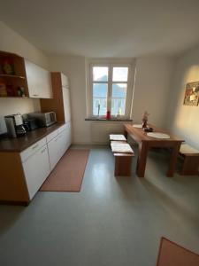 利希滕斯泰因Geräumige Ferienwohnung im Grünen的客房设有带桌子和窗户的厨房