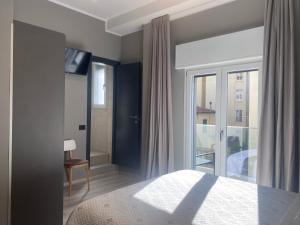 阿尔玛·迪·塔吉亚Hotel Graziella的一间卧室设有一张床和一个大窗户